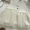 Conjunto de Verano para Niñas 2026 Estampado de Letras Chaleco de Malla Patchwork Ribete de Encaje Pantalones de Pierna Ancha con Lunares Conjunto de Dos Piezas