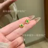 Atacado de fábrica pequenos departamento vermelho s925 prata incrustado com material perigoso natural flor de jade verde Yang brincos pequeno fresco verão feminino