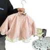 Gabardina corta estilo coreano para bebé niña, ropa de primavera y otoño para niñas, nueva y moderna chaqueta de encaje 2026 para bebés niñas