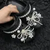 Sapatos brancos da série pérola impecável com furos fivela de sapato corrente de pérolas franja de pérolas sapatos flor DIY fivela de sapato removível