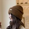 2022 estilo coreano ins Internet celebridade moda pequeno ferro padrão chapéu de lã homens e mulheres casal outono e inverno quente proteção auricular chapéu de malha moda