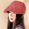 Boina Plaid Vermelha Vintage para Mulheres, Estilo Fino de Verão, Versátil, Boina Afina o Rosto, Circunferência da Cabeça Grande, Chapéu de Jovem Jornaleiro Artista