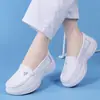 Fornecidos diretamente pelo fabricante, estes sapatos de enfermagem sem cadarço e com bico fino são leves, absorventes de choque e confortáveis para longas horas de uso.. Eles apresentam um design simples com uma estampa em formato de coração, tornando-os ideais para profissionais de saúde.