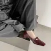 Elegantes zapatos Mary Jane de piel de oveja de capa superior con tacones medios gruesos en color burdeos, zapatos versátiles y sofisticados para mujer adecuados para ir al trabajo y combinarlos con faldas.