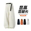Pantalones de pierna ancha, de corte curvo y deconstruidos para hombre, de estilo high-street 2026, con hebilla y cintura elástica, una silueta fluida, diseño de pierna ancha y corte hasta el suelo, creando un look elegante y deportivo