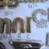 Venta Directa de Fábrica de Diversas Placas de Aleación de Zinc Marca Miao, Etiquetas de Letras Metálicas, Etiquetas Cosidas a Mano y Etiquetas para Ropa