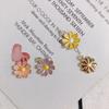 Accesorios al por mayor para joyería DIY nuevos aretes de margarita colgantes de aleación con gota de aceite de personalidad simple material