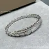 Pulseira de mola em formato de cobra Baojia com diamantes na cabeça e cauda da cobra, feminina V ouro ouro rosa osso de cobra totalmente cravejado pulseira aberta com múltiplos elos cabeça de cobra