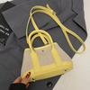Bolso de Cubo de Mano de Estilo Coreano Casual de Nicho con Puntadas de Color Contrastante de Moda y Versátil para Temperamento Casual de Viaje Cruzado para Mujeres