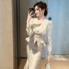 Traje de Moda 2026 Primavera Novo Estilo Gola V Renda Franzida Top Cintura Alta Saia de Quadril Conjunto de Duas Peças para Mulheres 11208