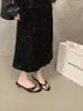 Sandalias de tacón de aguja estilo francés First Encounter de temporada con diseño de tira para el dedo del pie en rojo para mujer, perfectas para el verano de 2026, combinadas con un vestido para un look negro elegante