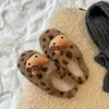 Pantuflas de felpa lindas de estampado de leopardo de dibujos animados para mujer, cómodas pantuflas planas de felpa cerradas sin cordones para otoño e invierno