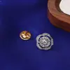 Broche de solapa de camelia estilo Chanel de lujo ligero para trajes y abrigos, accesorio de moda en dorado y plateado, accesorio de broche versátil