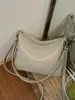 La popular bolsa nueva de verano para mujer de este año es el bolso de cubo de nicho para el hombro, el bolso suave versátil para el hombro y el bolso cruzado.