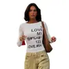 Camiseta fina de manga larga con cuello redondo y estampado de letras para estilo urbano de otoño, versátil y estilizada, camiseta básica lisa informal