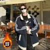 Chamarra sudadera estilo universitario, de alta gama, moderna y juvenil, con diseño de bloques de color contrastantes, detalles bordados y un look simple y cotidiano adecuado para ir al trabajo.