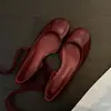 Sapatos rasos artísticos estilo francês para mulheres, novidade verão 2026, versáteis, sola macia, corte lateral, sapatos Mary Jane retrô