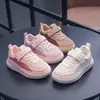 Tênis esportivos infantis estilo verão, antiderrapantes, casuais, versáteis, de sola plana, tênis da moda, design em malha respirável para meninos pequenos