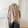 Bufanda de hilo transfronteriza europea y americana con letra H, moderna y a la moda, cálida y gruesa, con borlas largas, chal de doble cara y calentador de cuello