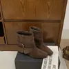 Otoño 2026 Nuevo Estilo Botas de Gamuza con Tacón Oculto Puntiagudas con Hebilla Apiladas para Mujer Calzado de Moda Versátil de Suela Suave a Media Pantorrilla
