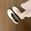 Zapatos planos plateados bajos estilo francés para mujer, nuevos mocasines slip-on de suela blanda otoño 2026, zapatos de abuela