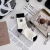 Meias de Caminhada Novidade Preto e Branco Versátil Meias Femininas de Comprimento Médio Estilo Chanel Camélia Bordada Contraste de Cores Meias Esportivas