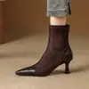 Elegantes y modernas botinetas marrones de punta fina y tacón alto, con un ajuste ceñido y un tacón fino, un nuevo diseño otoño/invierno 2026 con detalle de patchwork para un efecto adelgazante.