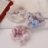 Scrunchie Floral Bicolor Fresco e Doce com uma Vibe Etérea, Perfeito para Penteados Presos e Coques