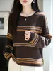 Lana finamente hilada, con un escote grande y redondeado y un diseño informal con borde enrollado. Este top versátil es suave, cómodo y perfecto para añadir un toque de sofisticación a tu guardarropa de otoño e invierno.