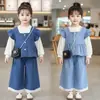 Conjunto de primavera y otoño para niñas 2026 nuevo estilo ropa de otoño para niños moderno conjunto de tres piezas de mezclilla de tres botones para bebés niñas