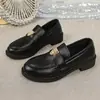 Comercio Exterior Songgao Mocasines de Suela Gruesa Verano 2026 Estilo Nuevo Estilo Europeo y Americano Mocasines con Decoración Metálica Zapatos de Una Sola Pieza Mujer