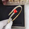 Explosões transfronteiriças pulseira de titânio e aço moda ouro V não desbota cabeça e cauda clássicas cravejadas com pregos fivela de pressão pulseira de aço inoxidável