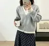 Moda femenina transfronteriza: un look de dos piezas con cárdigan de punto con cuello en V en bloques de color, un nuevo suéter de estilo coreano para mujer, perfecto para otoño e invierno
