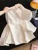 Foto Real de Blusa Branca Estilo Corte Francês 2026 com Bordas Franzidas e Gola Alta para Mulheres, Top de Manga Longa para Primavera