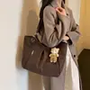 Bolsa tote plissada de nicho estilo coreano para mulheres, novo modelo outono 2026, bolsa de grande capacidade para estudantes universitários, bolsa de ombro para o dia a dia