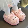 Novas pantufas internas fofas com tema de ovelhinha de desenho animado para outono e inverno para meninas, e sapatos de algodão quentes, com sola grossa e forrados de fleece, com salto, para meninos