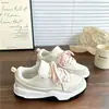 2026 Novo Estilo Coreano Bloco de Cores Retrô Solado Grosso Cadarço Aumento de Altura Sapatos Brancos Moda Tendência Sapatos Esportivos