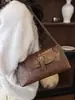 Bolsa baguette de nicho super popular para outono e inverno, novo estilo 2026 para mulheres, bolsa de ombro única/sob o braço da moda para o trabalho, bolsa de mão para atividades ao ar livre