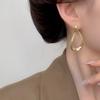Aretes Metálicos de Gota de Agua Franceses Aretes Ovalados Exagerados Europeos y Americanos Elegantes para Mujer Aretes Colgantes Ligeros de Lujo de Alta Gama Venta al por Mayor de Aretes