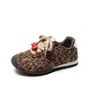 Zapatillas de entrenamiento para niños INS 2026 primavera y otoño nuevas versión coreana zapatillas con estampado de leopardo para niñas zapatillas de moda Forrest Gump para niños