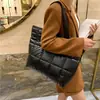 Estilo Coreano Bolso Grande Ligero para Mujer Moda Algodón Acolchado Abrigo Bolso Tote 2025 Nueva Llegada Gran Capacidad Popular Bolso de Hombro