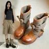 Botas western femininas de estilo retrô, design de nicho e modernas para outono/inverno de 2026, com laço, material em lona, cano curto e estilo de bota de cavaleiro.