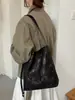 Bolsa tote casual de moda retrô para mulheres, novo estilo coreano outono/inverno 2026, bolsa de ombro transversal versátil de grande capacidade para o dia a dia