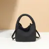 Bolsa de mimbre para cesta de comida versátil de alta gama de moda nueva de principios de primavera, bolso hecho a mano, bolso tipo cubo para llevar al hombro