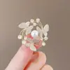Broche de Mariposa para Mujer Sentido de Gama Alta Nicho Venta al por Mayor Pin de Perla Temperamento Fijo Metal Traje Joyería de Perlas