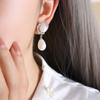 Pendientes de acero de titanio chapados en oro con incrustaciones geométricas simples y elegantes de estilo veraniego.