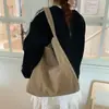 202 Novo Design de Nicho para Outono Início Bolsa de Ombro Bolsa Tote de Tecido de Lã Tendência Estilosa Simples Bolsa Feminina
