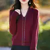 Otoño 2026 Nuevo Estilo Lana Fina Prendas de Punto para Mujer Suéter Pulóver de Cuello en V Tachonado con Pedrería Camisa de Manga Larga Base