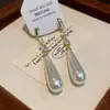 Brincos de Tarraxa com Pérola de Água Doce Banhados a Ouro Real, Brincos Florais com Estilo Francês de Alto Padrão, Luxo Leve, Cravejados com Diamantes, Novo Modelo 2025, Zircônia