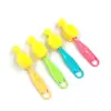 Escova para bico de mamadeira com cabo e furo para pendurar para uso doméstico, disponível em várias cores, uma pequena ferramenta para limpar mamadeiras de bebê